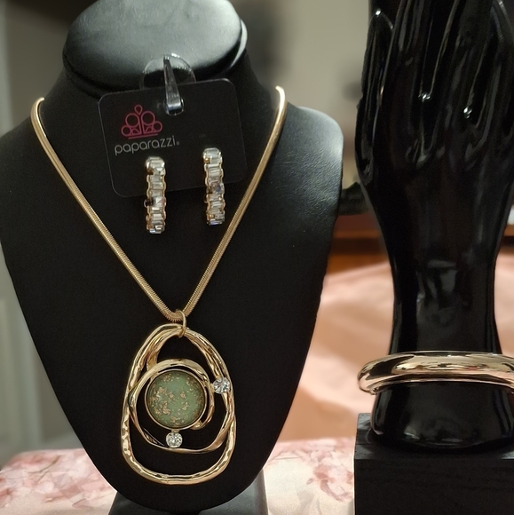 paparazzi Jewelry - Paparazzi Elegant Gold Necklace with Green Pendant